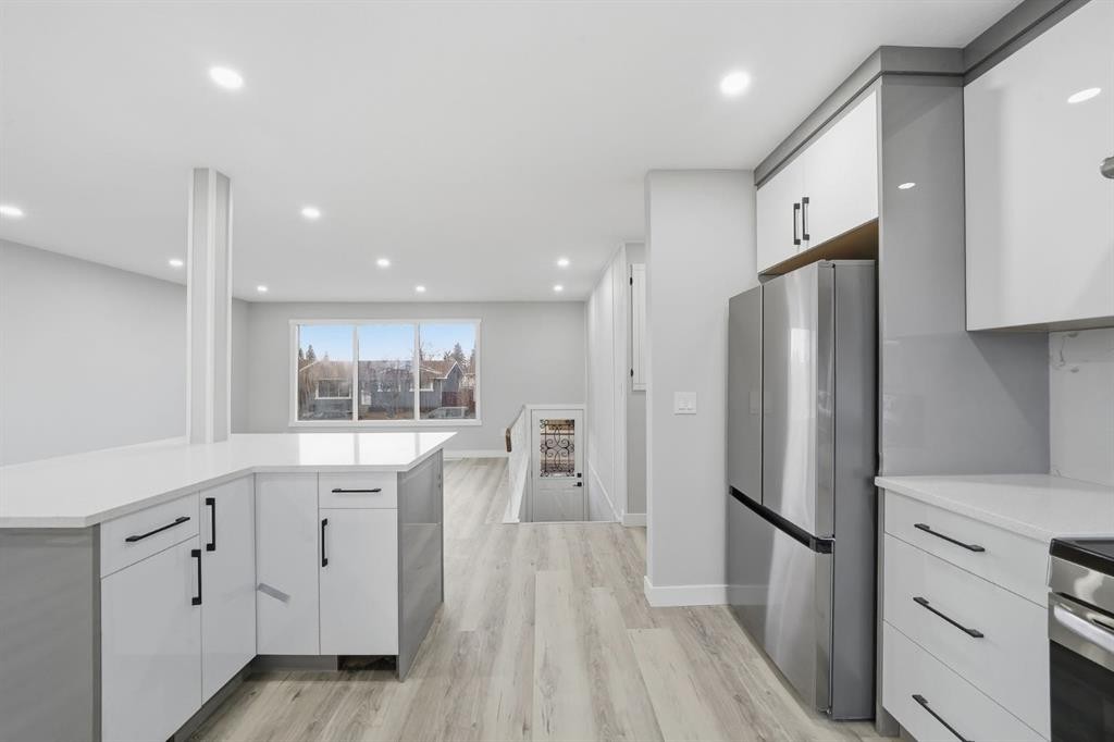 2309 50 Street Ne, Calgary, AB - Indoor Photo Showing Kitchen