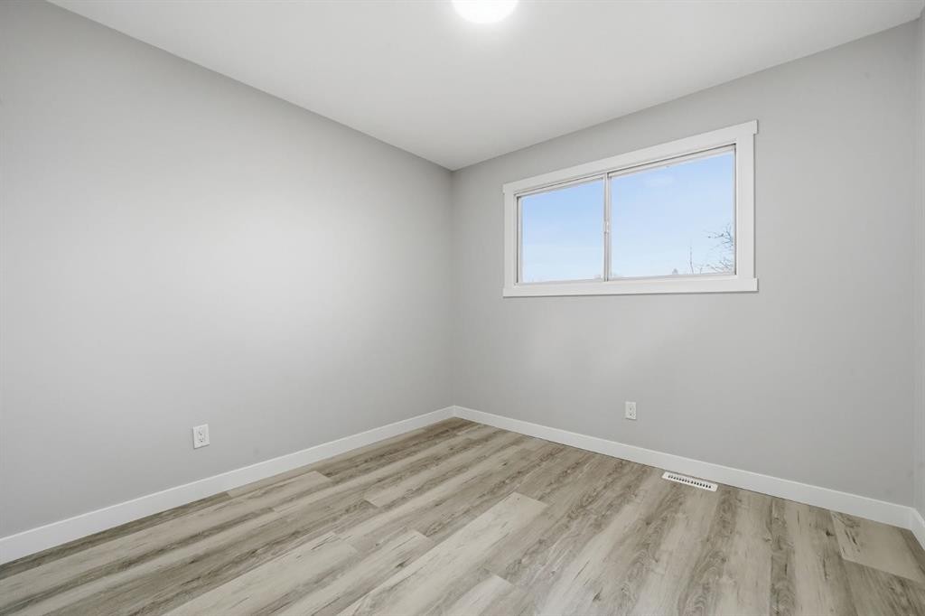 2309 50 Street Ne, Calgary, AB - Indoor Photo Showing Other Room