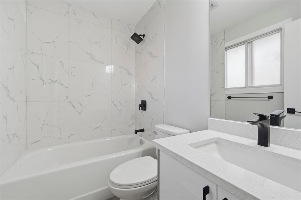 2309 50 Street Ne, Calgary, AB - Indoor Photo Showing Bathroom