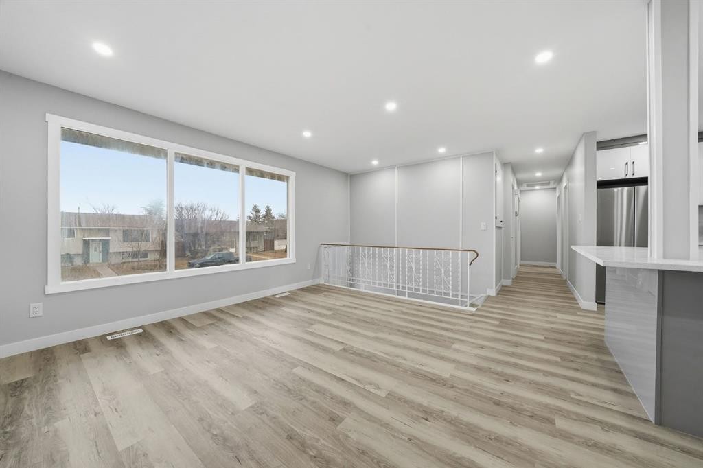2309 50 Street Ne, Calgary, AB - Indoor Photo Showing Other Room