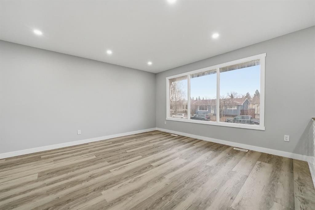 2309 50 Street Ne, Calgary, AB - Indoor Photo Showing Other Room