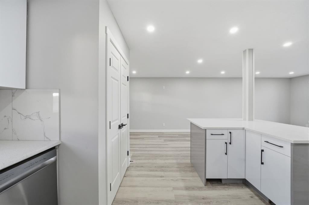 2309 50 Street Ne, Calgary, AB - Indoor