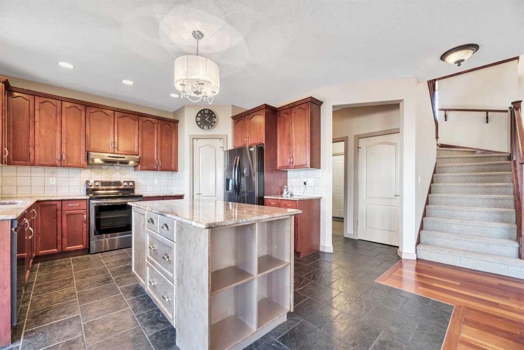 63 Discovery Ridge Circle Sw, Calgary, AB - Indoor Photo Showing Kitchen
