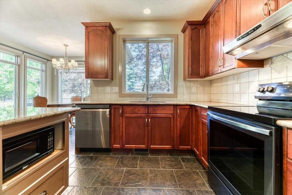 63 Discovery Ridge Circle Sw, Calgary, AB - Indoor Photo Showing Kitchen