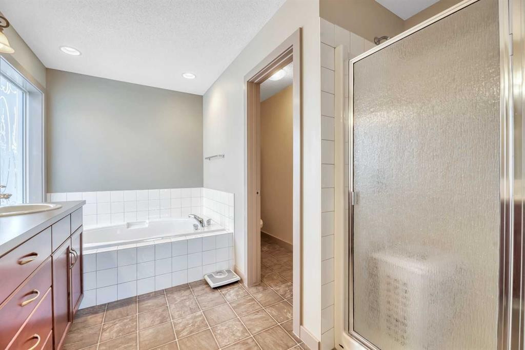 63 Discovery Ridge Circle Sw, Calgary, AB - Indoor Photo Showing Bathroom