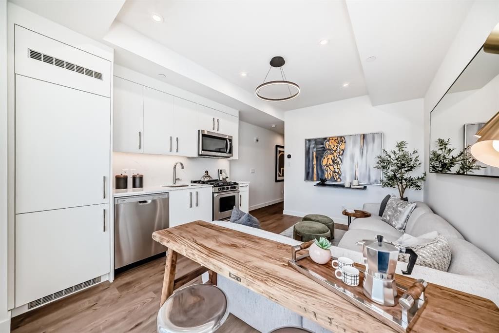 236-110 18A Street Nw, Calgary, AB - Indoor Photo Showing Kitchen With Upgraded Kitchen