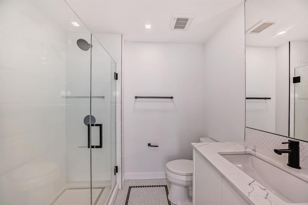 112-8445 Broadcast Avenue Sw, Calgary, AB - Indoor Photo Showing Bathroom