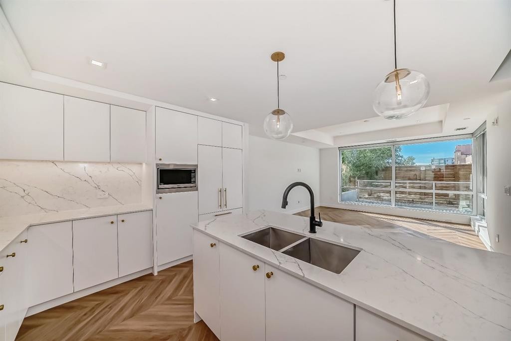 112-8445 Broadcast Avenue Sw, Calgary, AB - Indoor Photo Showing Kitchen With Double Sink