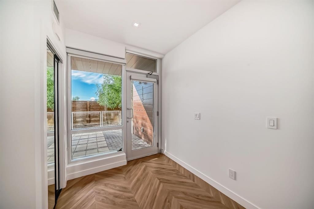 112-8445 Broadcast Avenue Sw, Calgary, AB - Indoor Photo Showing Other Room