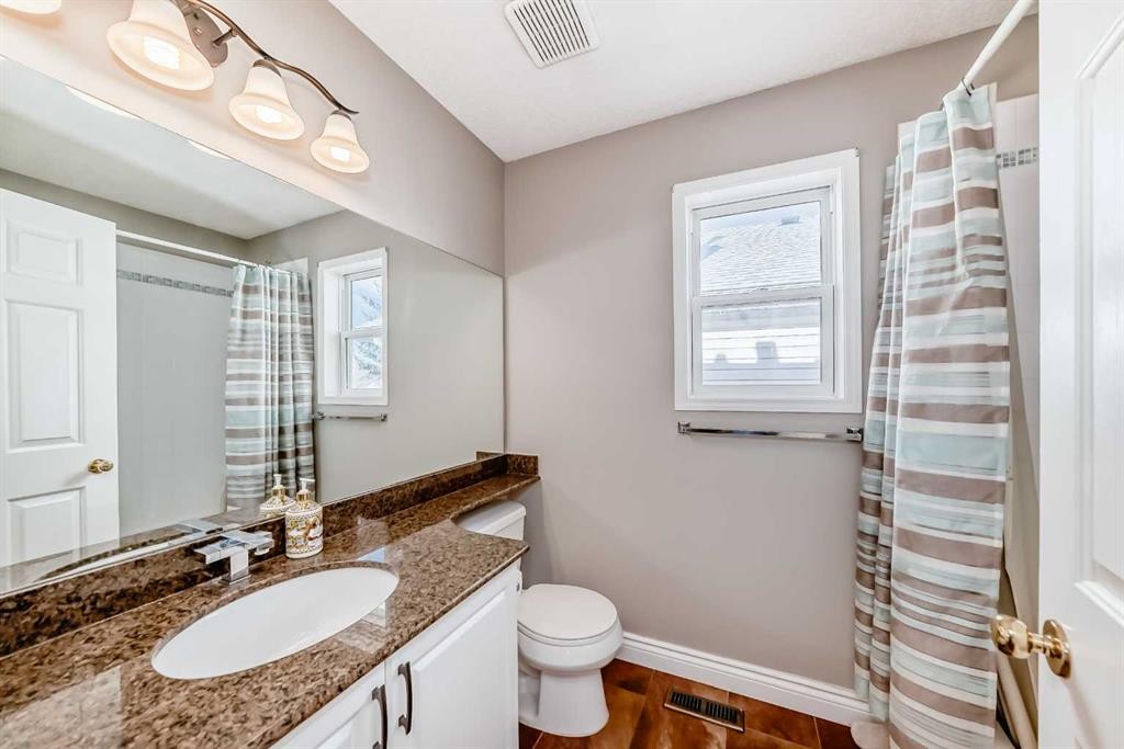 188 Hidden Ranch Crescent Nw, Calgary, AB - Indoor Photo Showing Bathroom