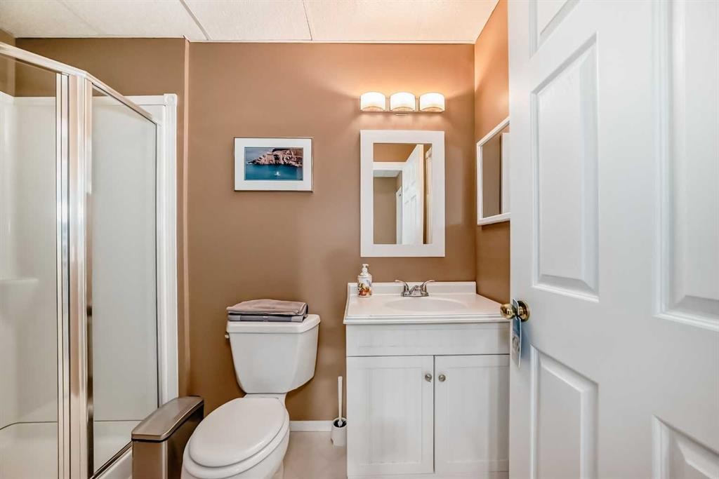 188 Hidden Ranch Crescent Nw, Calgary, AB - Indoor Photo Showing Bathroom