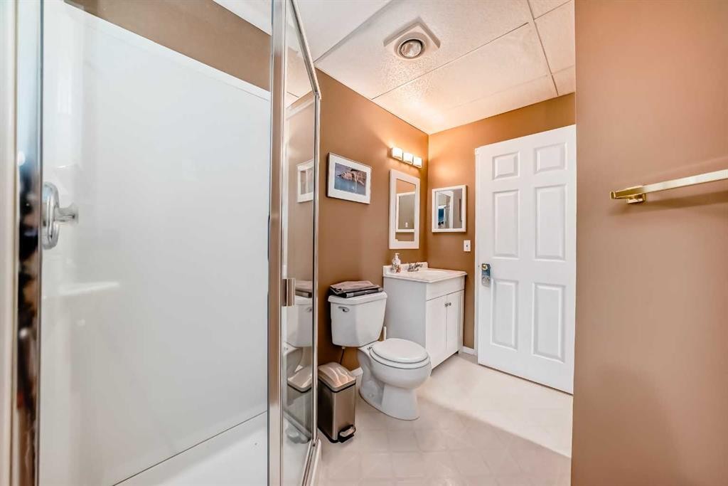 188 Hidden Ranch Crescent Nw, Calgary, AB - Indoor Photo Showing Bathroom