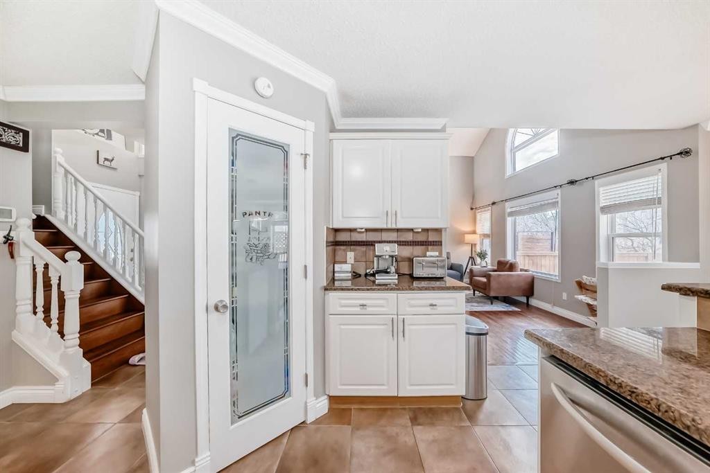 188 Hidden Ranch Crescent Nw, Calgary, AB - Indoor Photo Showing Kitchen