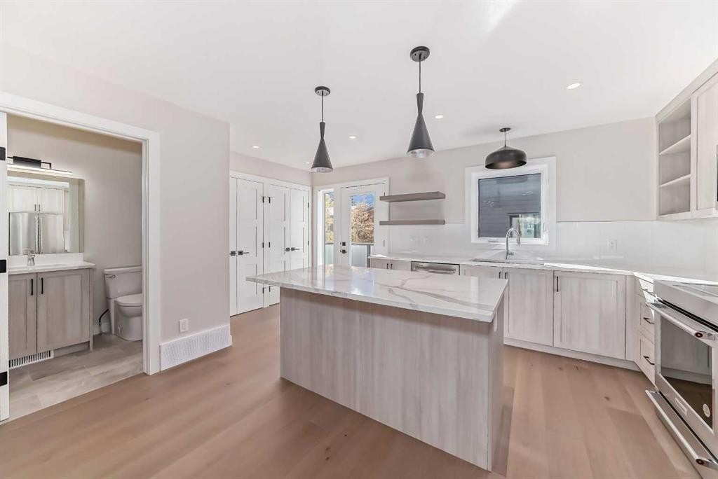 115-1330 1St Avenue, Canmore, AB - Indoor Photo Showing Kitchen With Upgraded Kitchen