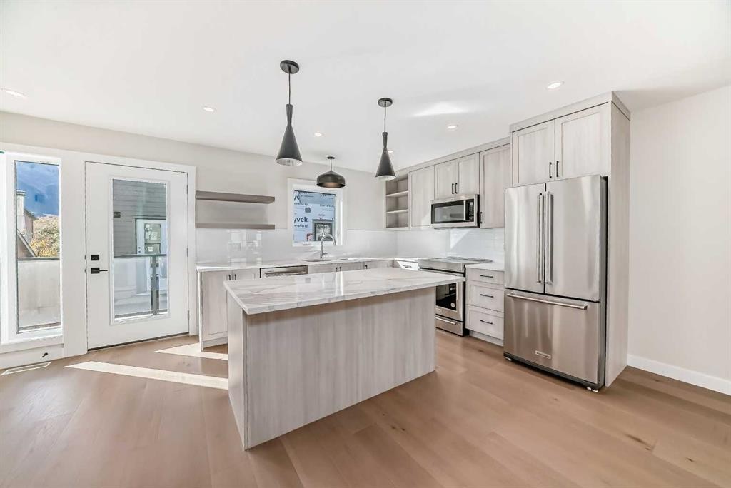 115-1330 1St Avenue, Canmore, AB - Indoor Photo Showing Kitchen With Upgraded Kitchen