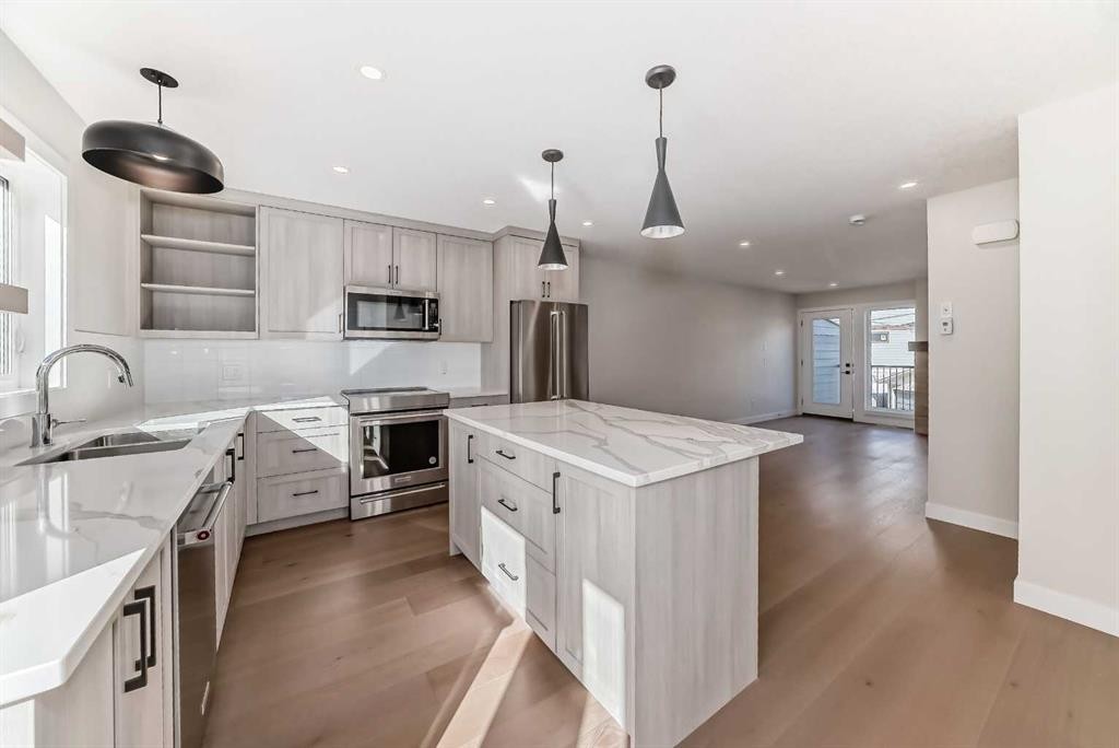 115-1330 1St Avenue, Canmore, AB - Indoor Photo Showing Kitchen With Double Sink With Upgraded Kitchen