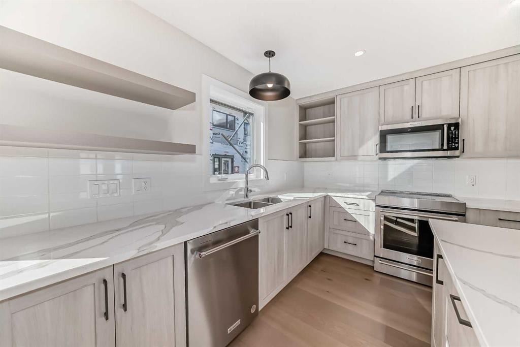 115-1330 1St Avenue, Canmore, AB - Indoor Photo Showing Kitchen With Double Sink With Upgraded Kitchen