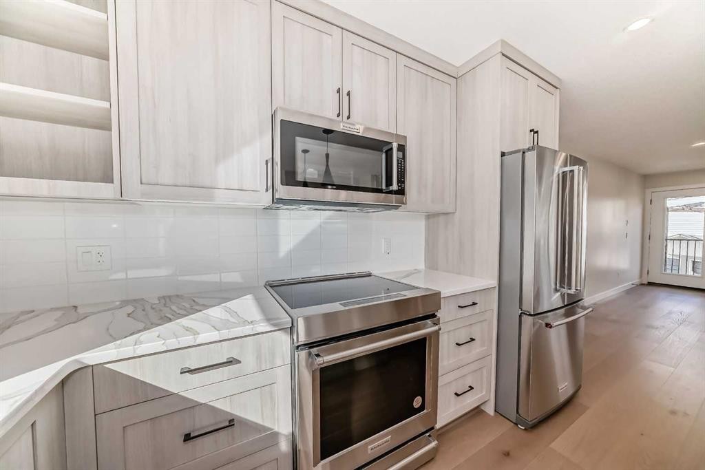 115-1330 1St Avenue, Canmore, AB - Indoor Photo Showing Kitchen With Upgraded Kitchen