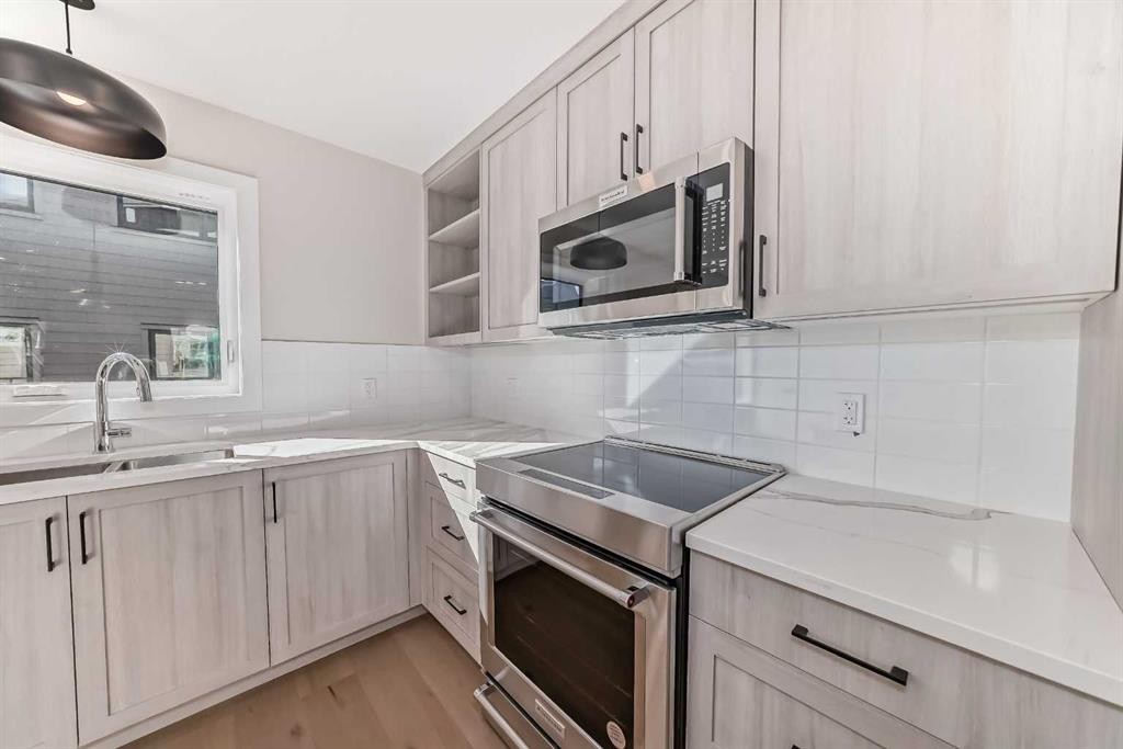 115-1330 1St Avenue, Canmore, AB - Indoor Photo Showing Kitchen With Upgraded Kitchen