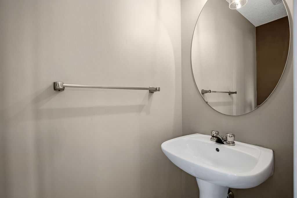 230 Elgin Place Se, Calgary, AB - Indoor Photo Showing Bathroom