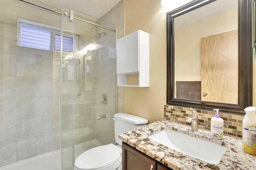 131 Martinridge Grove Ne, Calgary, AB - Indoor Photo Showing Bathroom