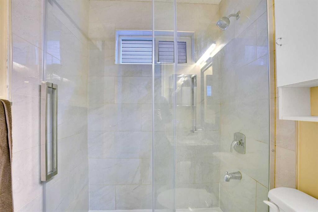 131 Martinridge Grove Ne, Calgary, AB - Indoor Photo Showing Bathroom