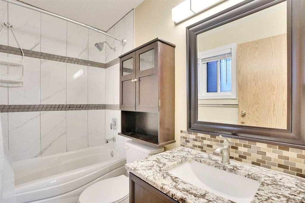 131 Martinridge Grove Ne, Calgary, AB - Indoor Photo Showing Bathroom