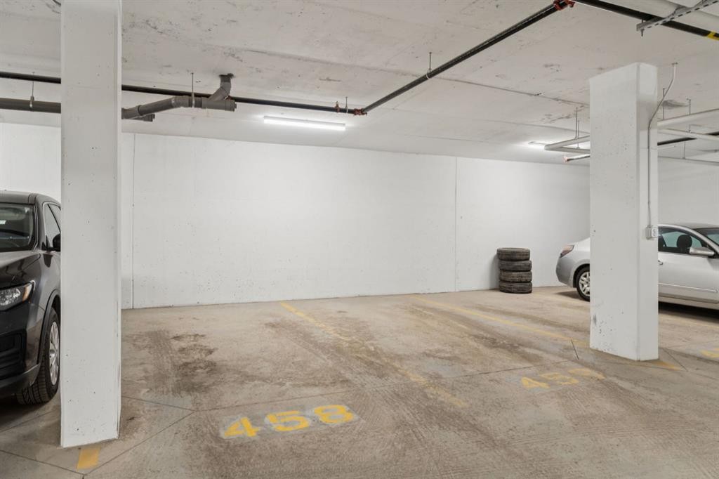 412-700 Shawnee Square Sw, Calgary, AB - Indoor Photo Showing Garage