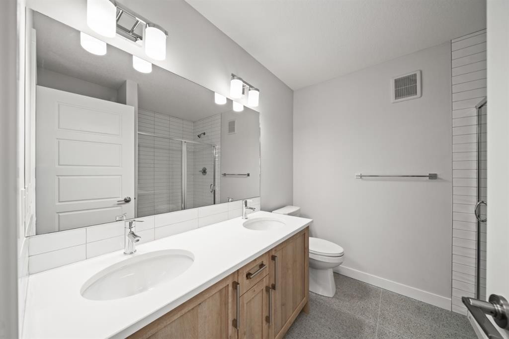 384 Sora Boulevard Se, Calgary, AB - Indoor Photo Showing Bathroom