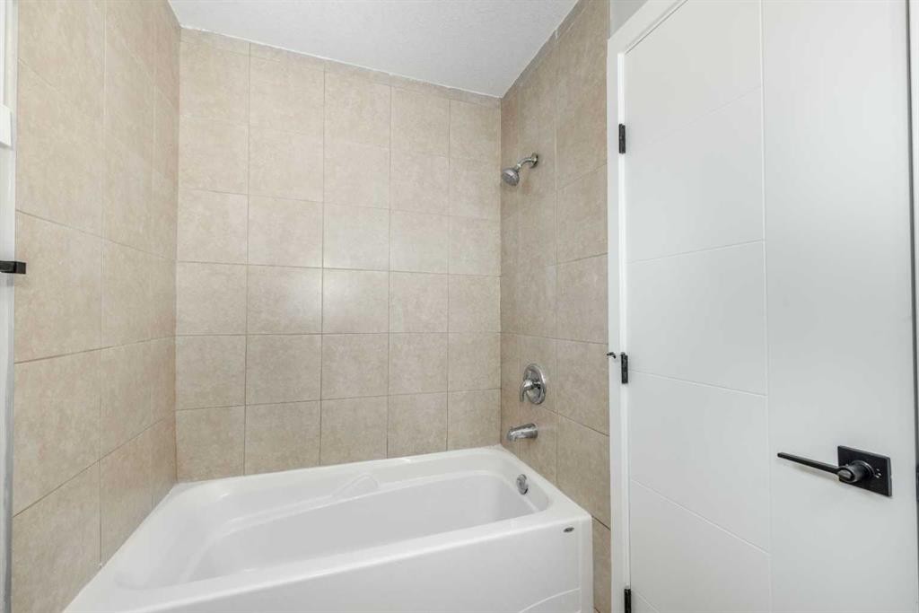 7620 27 Street Se, Calgary, AB - Indoor Photo Showing Bathroom