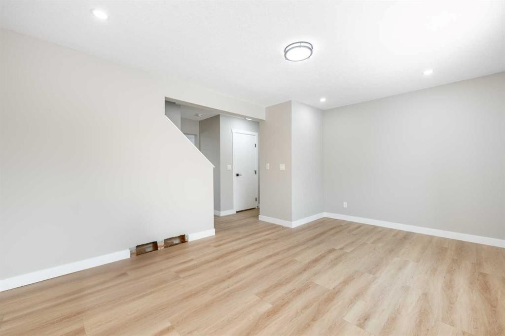 7620 27 Street Se, Calgary, AB - Indoor Photo Showing Other Room