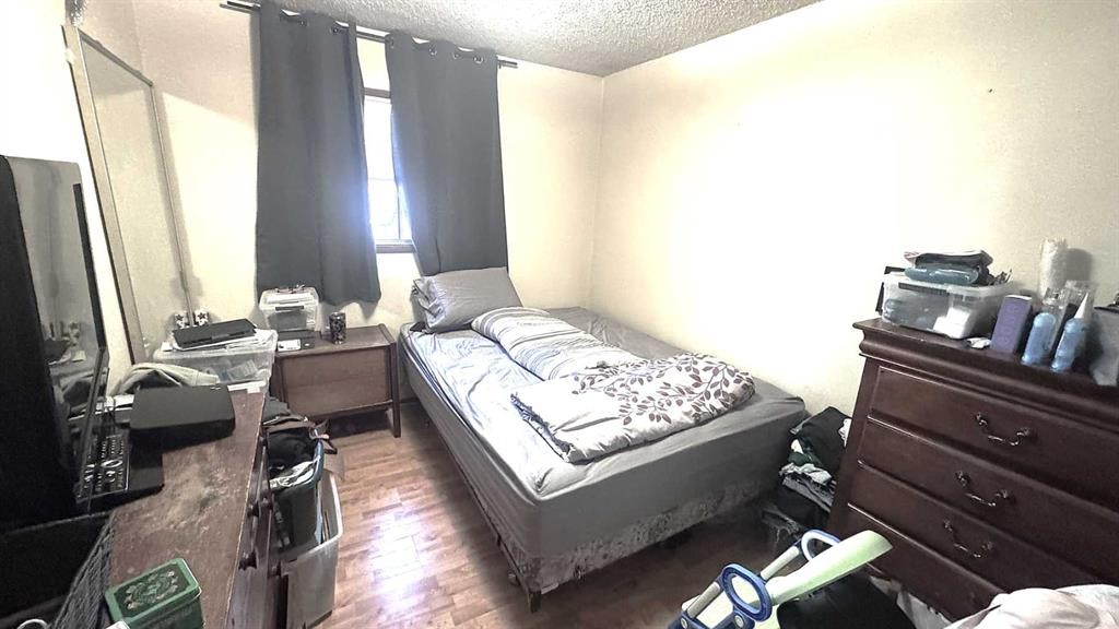 6503 33 Avenue Nw, Calgary, AB - Indoor Photo Showing Bedroom