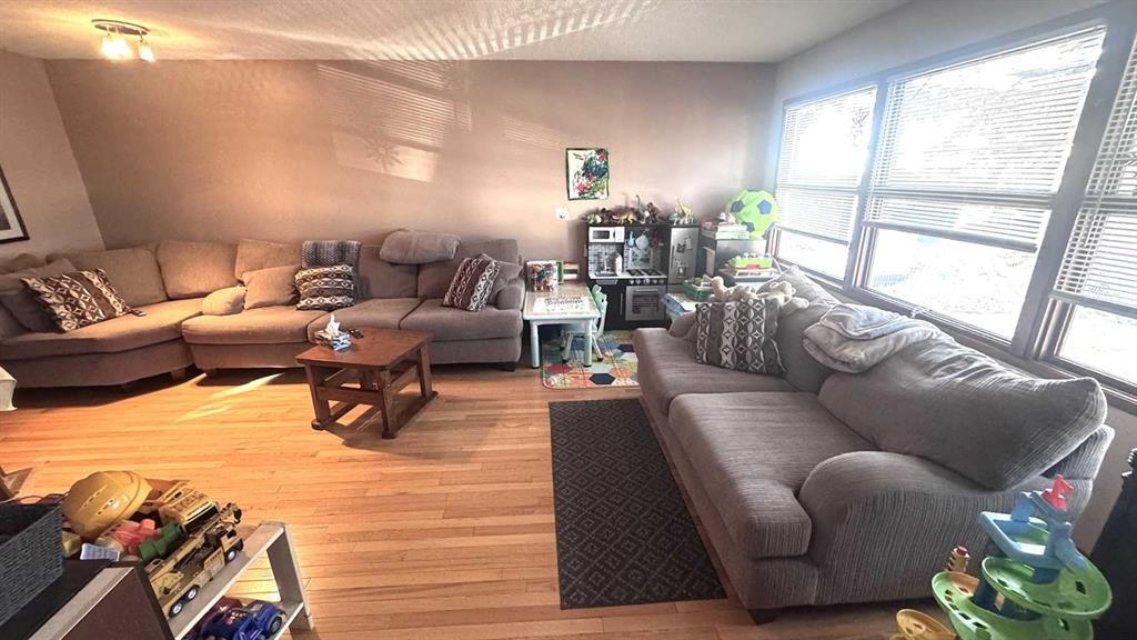 6503 33 Avenue Nw, Calgary, AB - Indoor Photo Showing Living Room