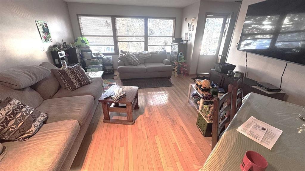 6503 33 Avenue Nw, Calgary, AB - Indoor Photo Showing Living Room