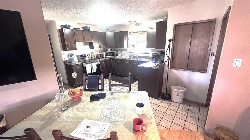 6503 33 Avenue Nw, Calgary, AB - Indoor Photo Showing Bathroom