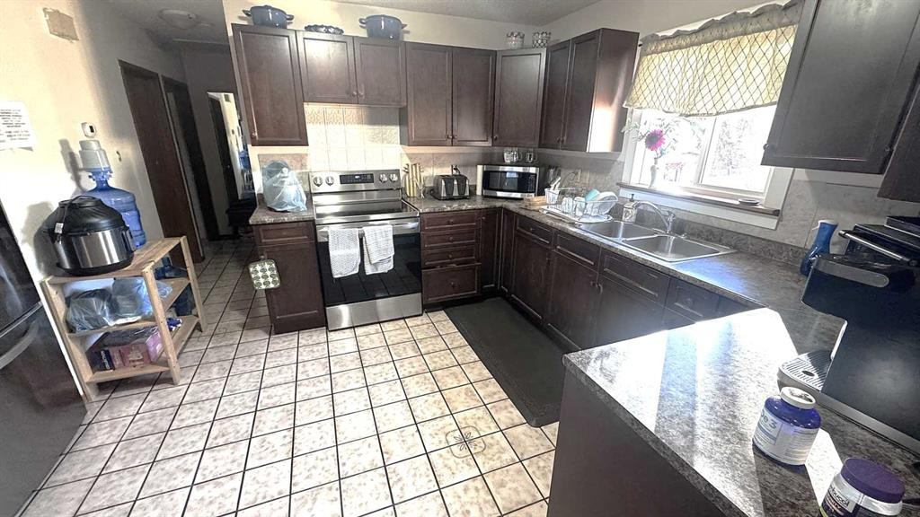 6503 33 Avenue Nw, Calgary, AB - Indoor Photo Showing Kitchen With Double Sink