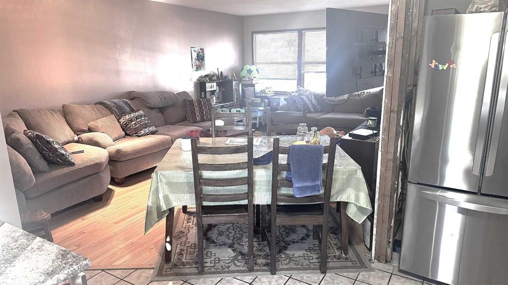 6503 33 Avenue Nw, Calgary, AB - Indoor Photo Showing Living Room