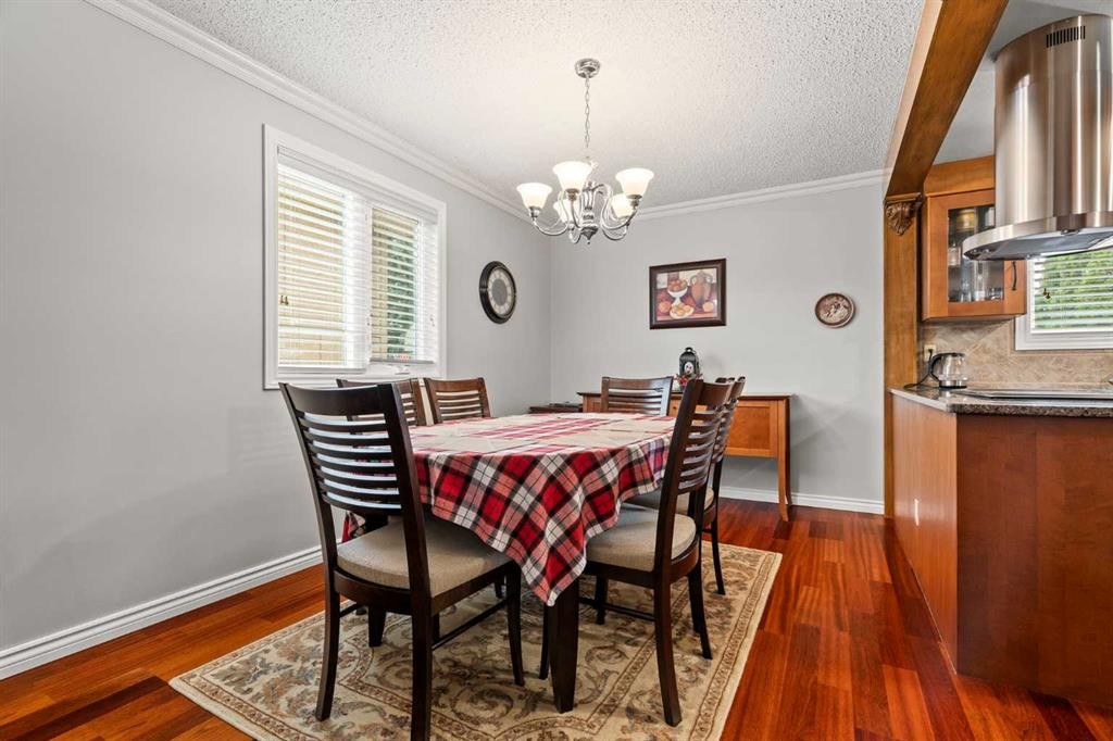 124 Canterbury Drive Sw, Calgary, AB - Indoor Photo Showing Dining Room