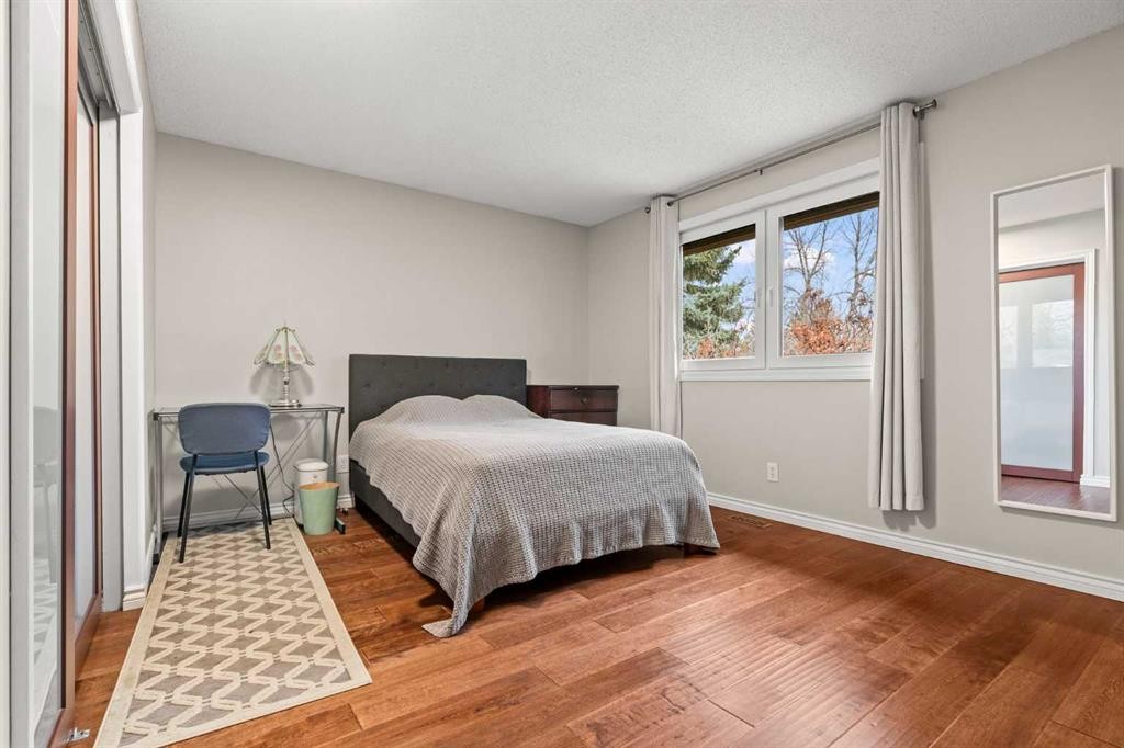 124 Canterbury Drive Sw, Calgary, AB - Indoor Photo Showing Bedroom