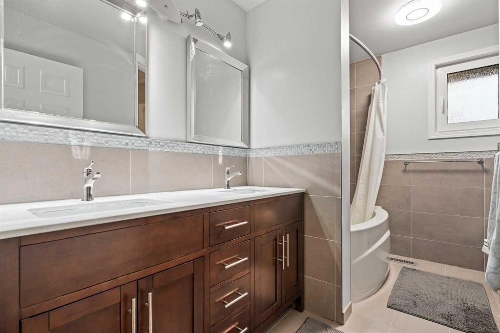 124 Canterbury Drive Sw, Calgary, AB - Indoor Photo Showing Bathroom