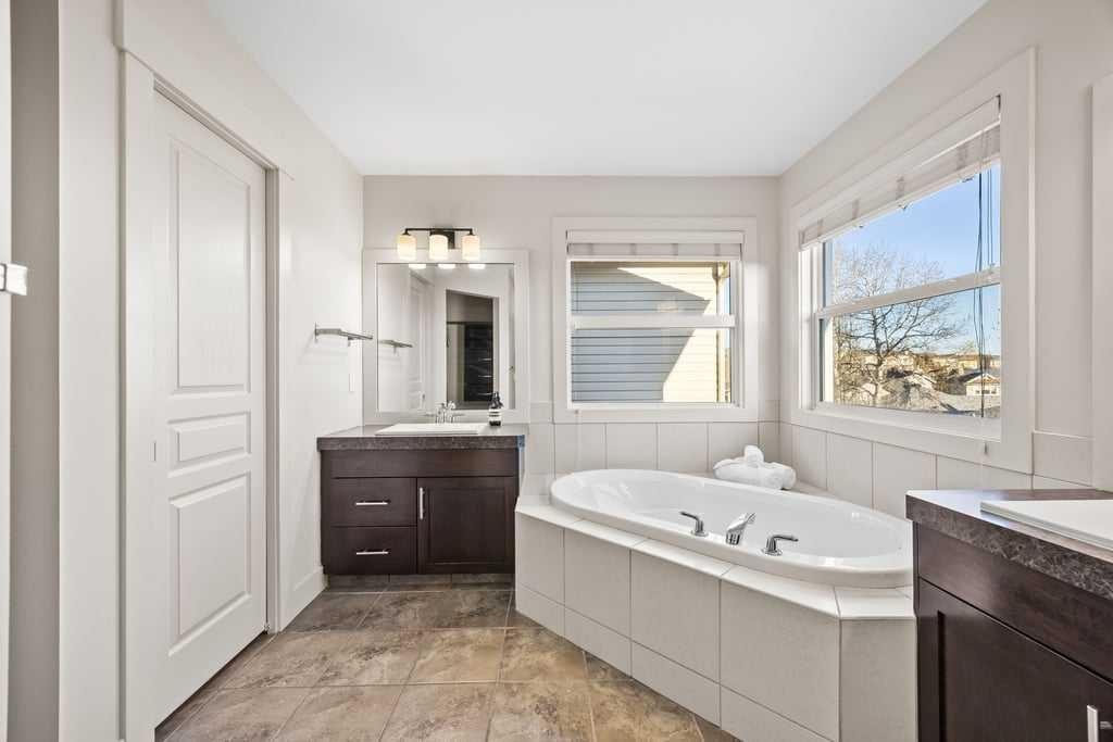 59 Cortina Way Sw, Calgary, AB - Indoor Photo Showing Bathroom