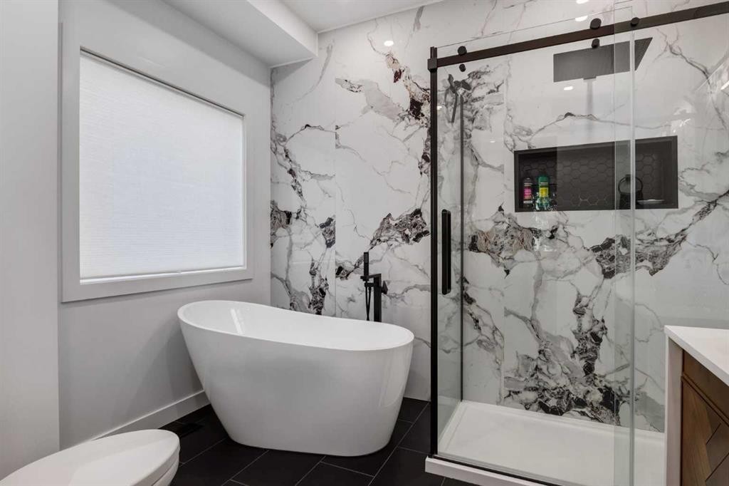 3223 Signal Hill Drive Sw, Calgary, AB - Indoor Photo Showing Bathroom