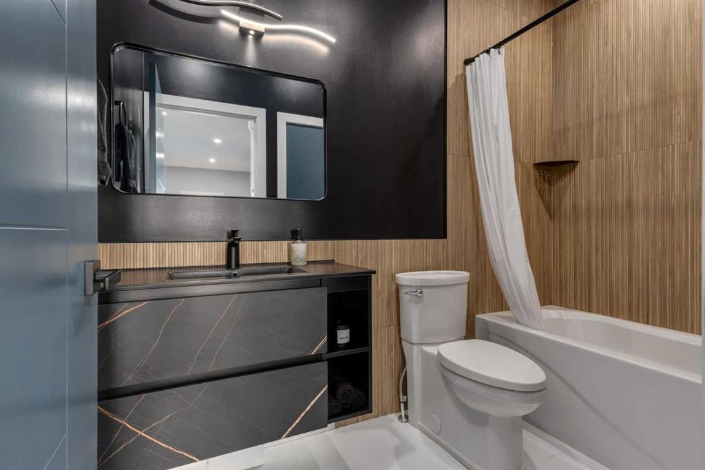 3223 Signal Hill Drive Sw, Calgary, AB - Indoor Photo Showing Bathroom