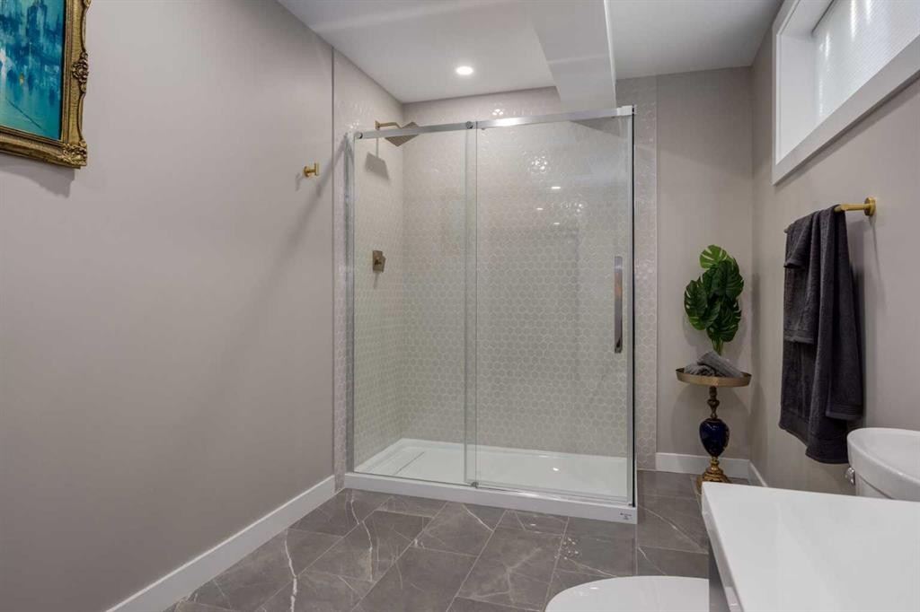 3223 Signal Hill Drive Sw, Calgary, AB - Indoor Photo Showing Bathroom