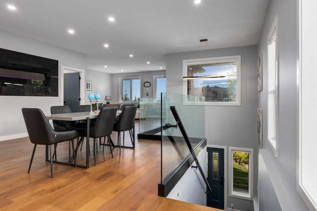 3223 Signal Hill Drive Sw, Calgary, AB - Indoor Photo Showing Dining Room