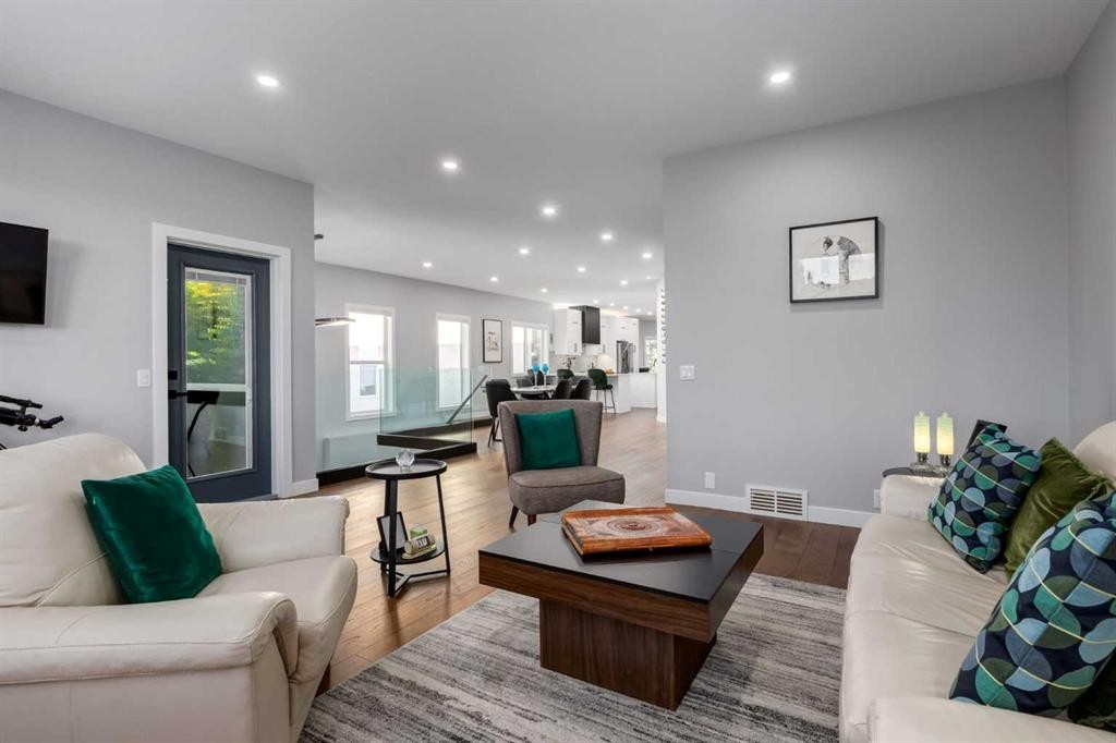 3223 Signal Hill Drive Sw, Calgary, AB - Indoor Photo Showing Living Room