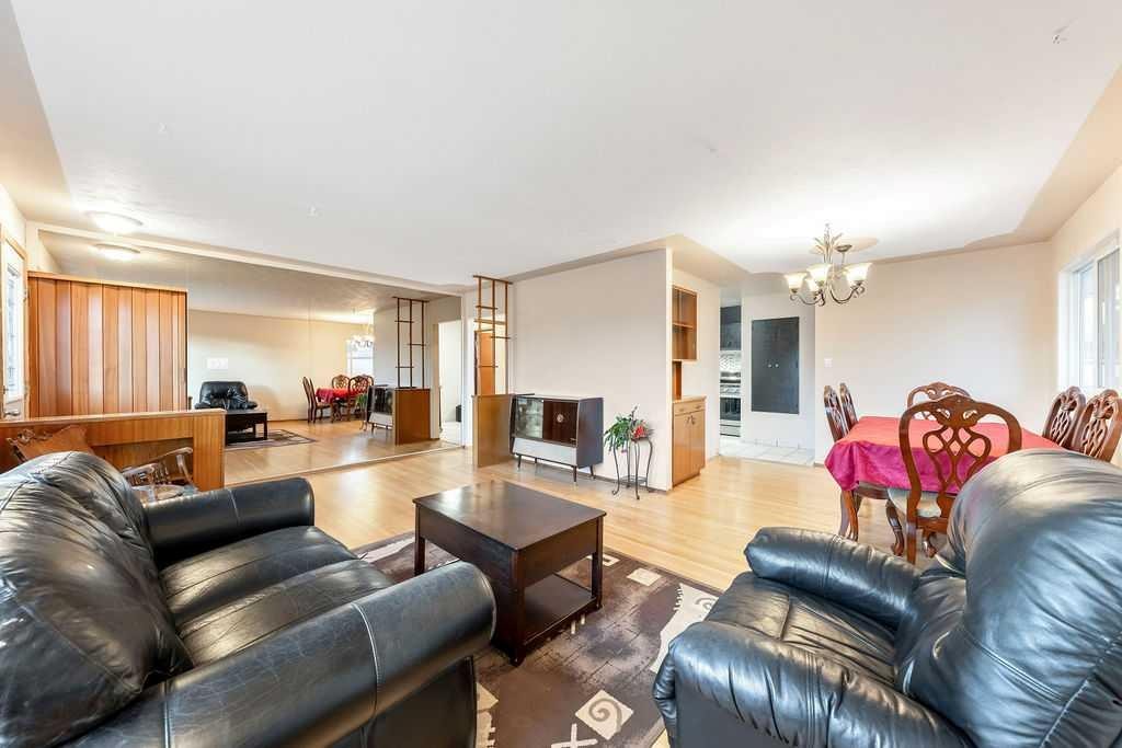 9136 Allison Drive Se, Calgary, AB - Indoor Photo Showing Living Room
