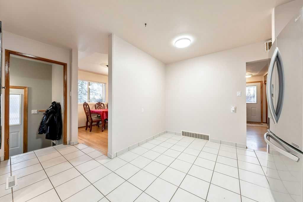 9136 Allison Drive Se, Calgary, AB - Indoor Photo Showing Other Room