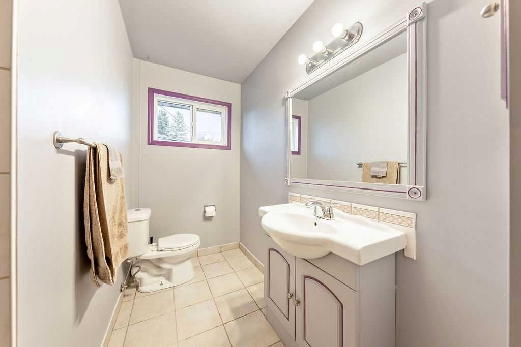 9136 Allison Drive Se, Calgary, AB - Indoor Photo Showing Bathroom