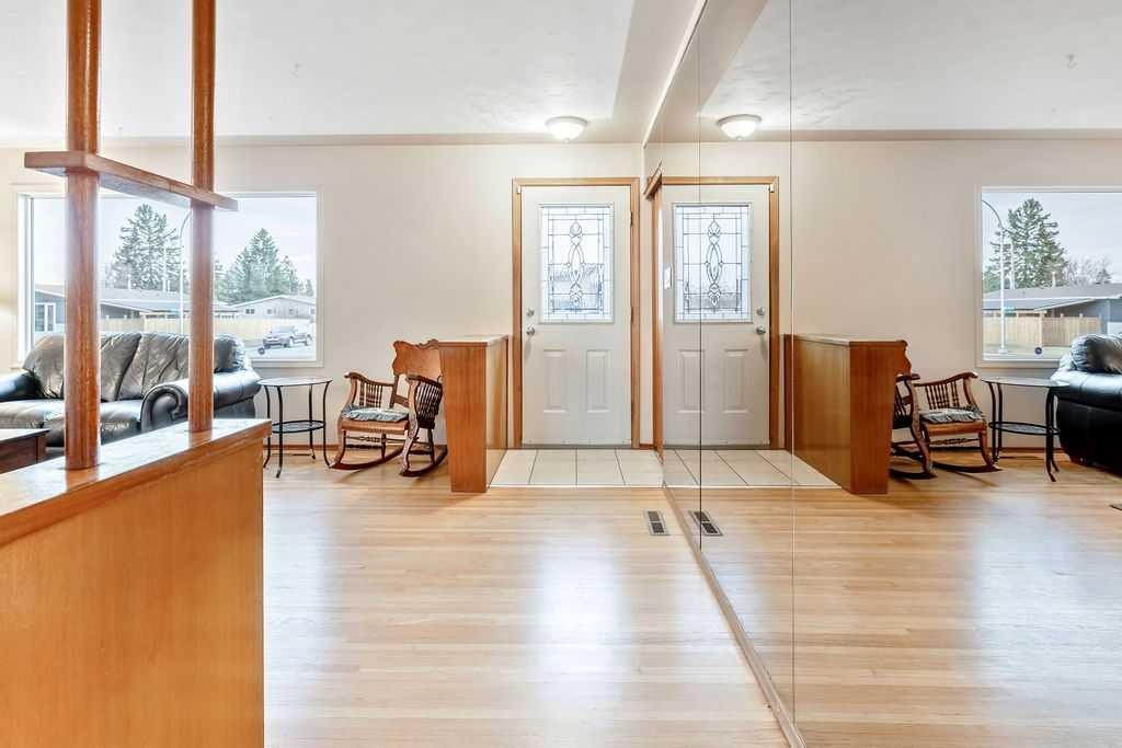 9136 Allison Drive Se, Calgary, AB - Indoor